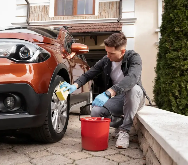 Lavage auto à domicile La Chapelle-Enchérie : professionnel intervenant sur un véhicule